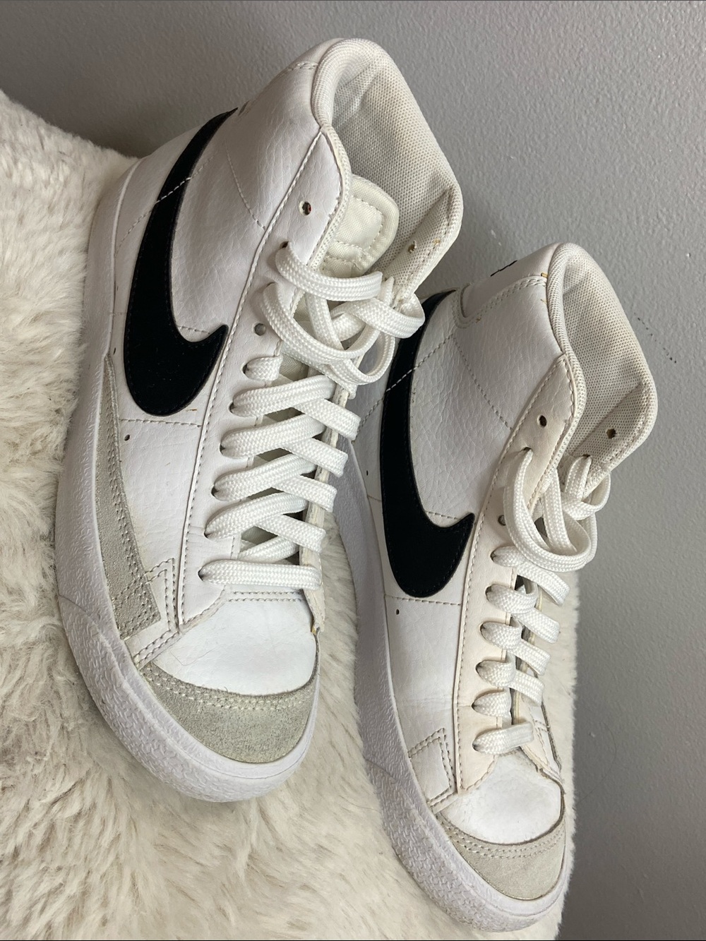 Nike White High-Top Sneakers with Black Swoosh and Red Tongue Logo - Picture 6 of 11